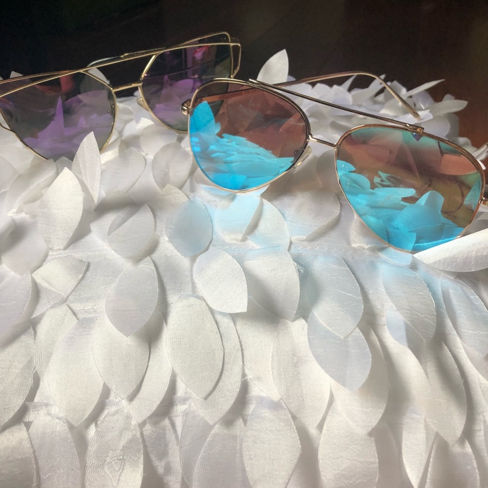 Lot 2 fashion mirrored sunglasses.
